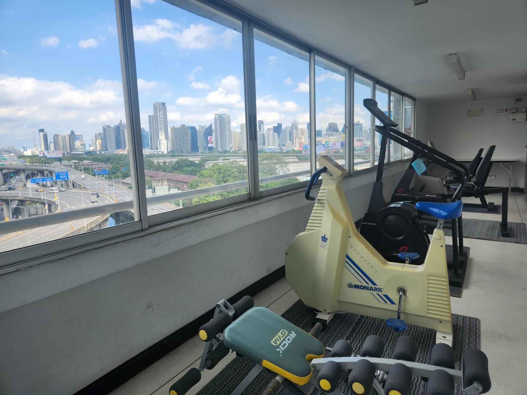 Interchange Tower Serviced Apartment - Sha Extra Plus Bangkok Exterior foto
